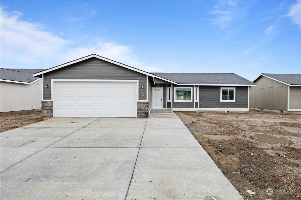 1002 E CASCADE ST, OTHELLO, WA 99344, photo 1 of 38