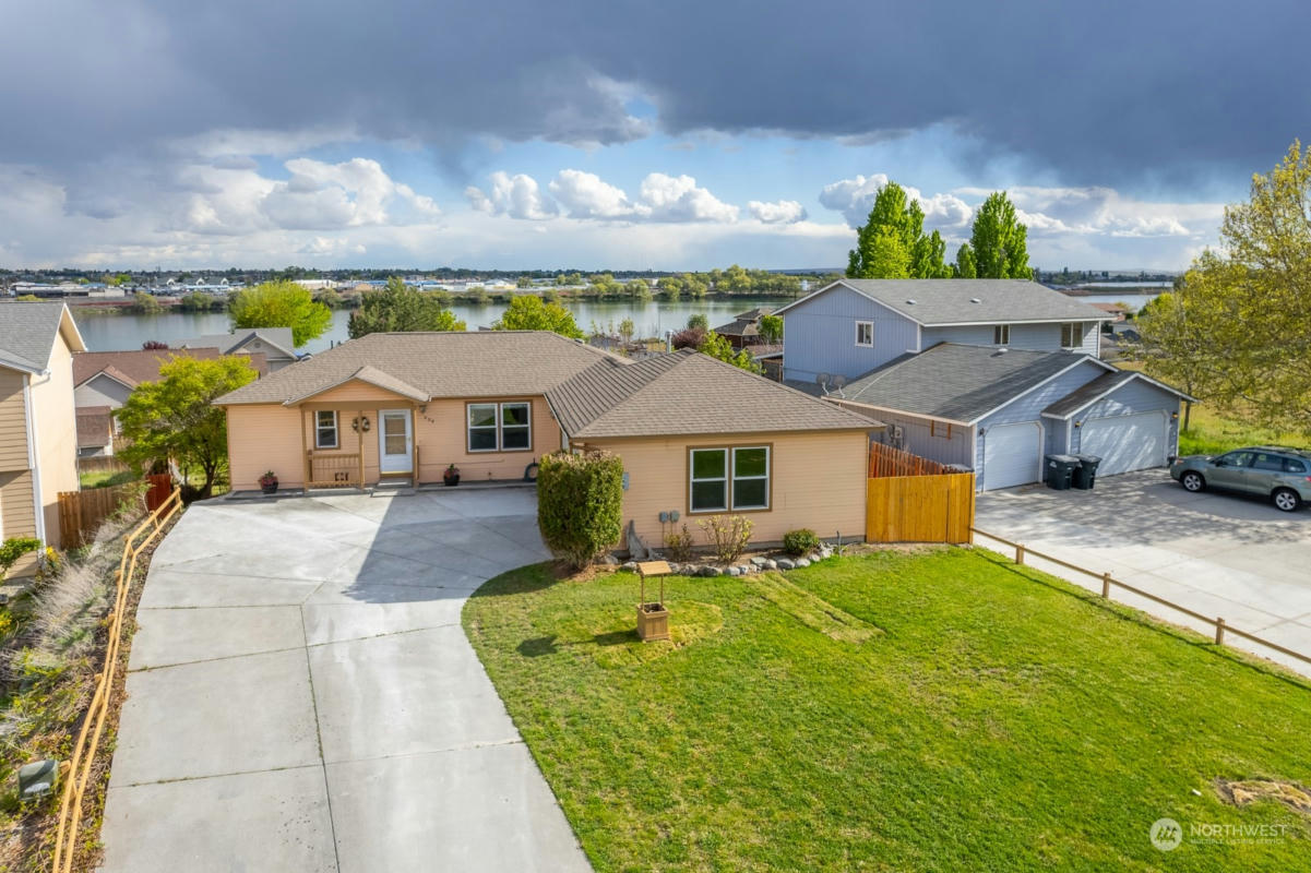 909 W WINDROSE DR, MOSES LAKE, WA 98837, photo 1 of 40